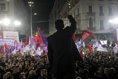 Alexis Tsipras alza el puño ante sus seguidores en el fin de campaña.