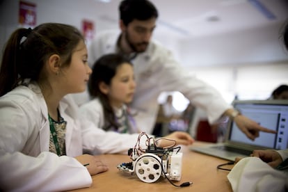 Escolares andaluzas, en un taller de robótica.
