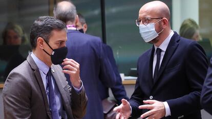 Pedro Sánchez, con el presidente del Consejo Europeo, Charles Michel, ayer en Bruselas.