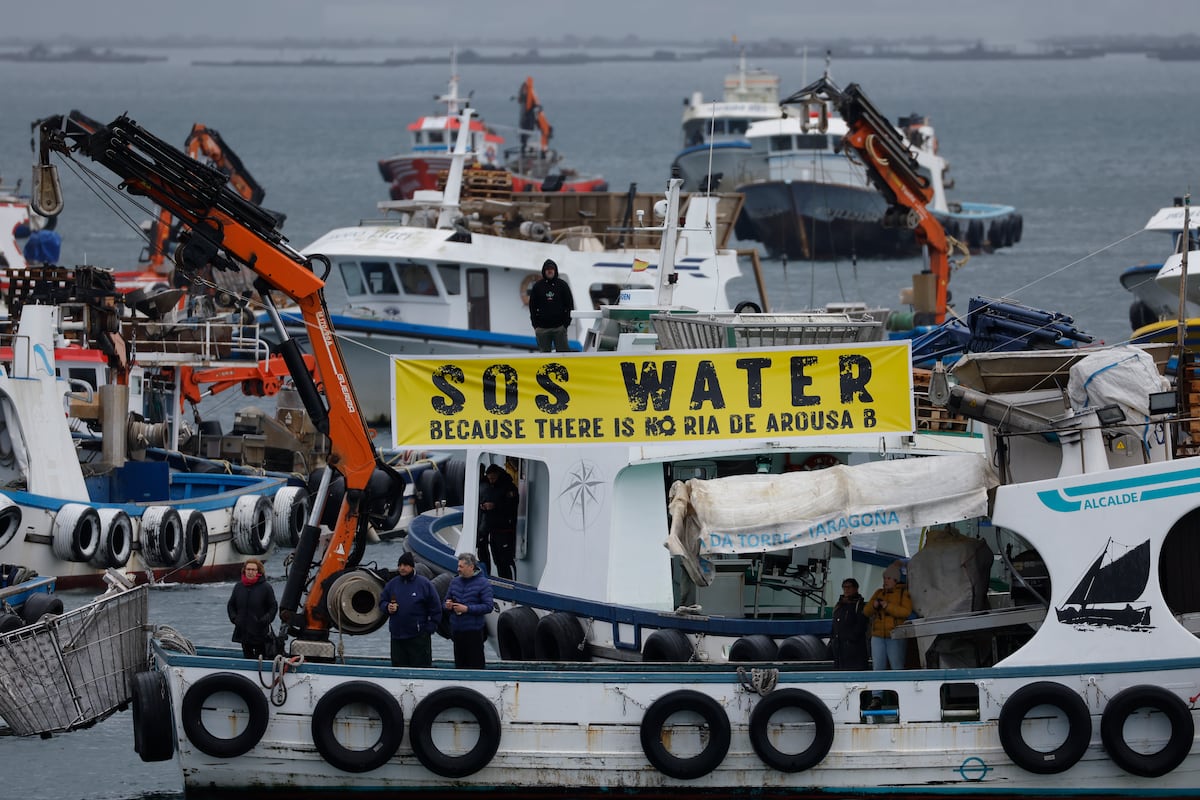Galicia grita “Altri mata” en una gran manifestación por tierra y mar contra la política industrial de la Xunta | Clima y Medio Ambiente