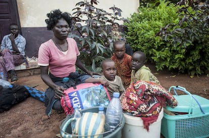 Alrededor de 200 antiguos miembros de la coalicción Séléka con parientes en Kaga Bandoro o las localidades vecinas, como Giselle y su hijo Ronny, llegaron al refugio tras un viaje de dos días en camión desde Bangui, la capital. Como ella, muchas madres han sido atacadas por estar casadas con miembros de los rebeldes. Ahora están a salvo, pero casi sin pertenencias. Su marido ni siquiera sabe dónde están.