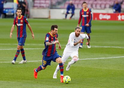 Messi disputa un balón con Sergio Ramos durante el Clásico en el Camp Nou este sábado.