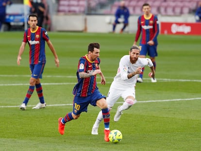 Messi disputa un balón con Sergio Ramos durante el Clásico en el Camp Nou este sábado.