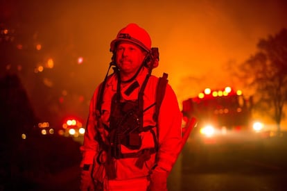 Os especialistas preveem uma longa temporada de incêndios florestais neste verão nas Califórnia, que atravessa seu quarto ano de forte seca. Na foto, um bombeiro em Roky.