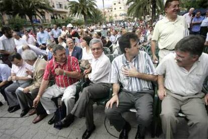 Joan Saura, en el centro, ayer, en Sant Carles de la Ràpita con alcaldes de la Taula del Sénia.