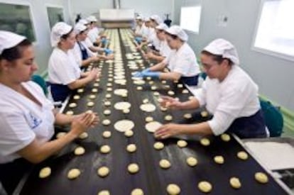 Las tortas son amasadas una por una por mujeres, que hacen el 85% de la plantilla.