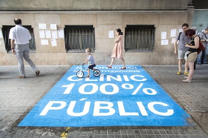 Pegada de cartells en la façana de l'Hospital Clínic després d'una manifestació en favor de la sanitat pública