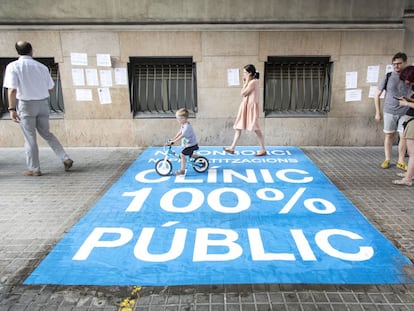 Pegada de carteles en la fachada del Hospital Cl&iacute;nic tras una manifestaci&oacute;n en favor de la sanidad p&uacute;blica