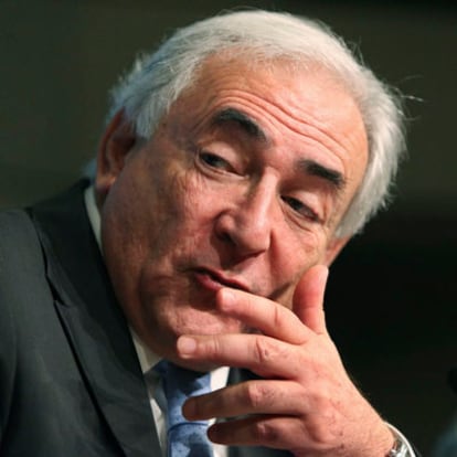 Strauss-Kahn se dirige a los periodistas, ayer en Washington.