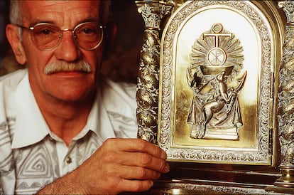 Erik el Belga, junto a una de las obras de arte que tenía en su casa, en una foto de archivo. / PABLO JULIA