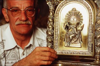 Erik el Belga, junto a una de las obras de arte que tenía en su casa, en una foto de archivo. / PABLO JULIA