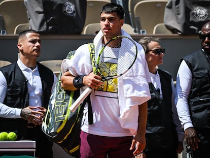 Carlos Alcaraz, antes de empezar un entrenamiento en Roland Garros.