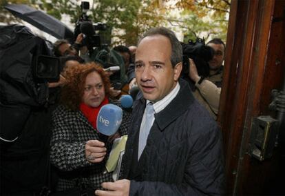 El exregidor de Boadilla Arturo González Panero en la entrada del Tribunal Superior de Justicia.