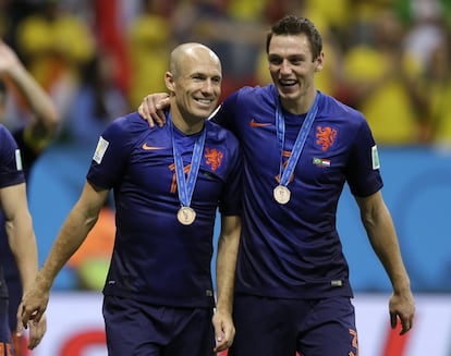 Arjen Robben e Stefan de Vrij deixam o estádio Manuel Garrincha com as suas medalhas de bronze.