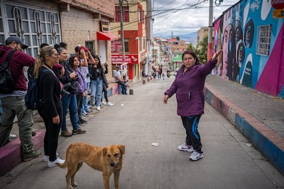Jenni Mila interactúa con los turistas durante recorrido en la localidad de Ciudad Bolívar, en Bogotá