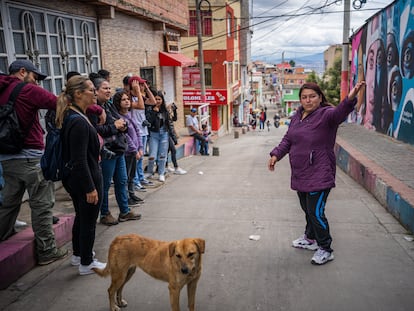 Jenni Mila interactúa con los turistas durante un recorrido en la localidad de Ciudad Bolívar, en Bogotá, el 1 de octubre.