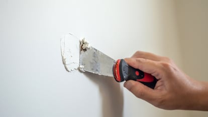 Este es un producto para tapar los  agujeros de la pared de la casa que triunfa en Amazon