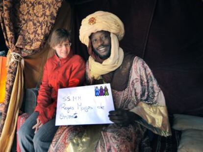 Elena S&aacute;nchez entrega a un paje del rey mago Baltasar su carta para pedir que se retire el copago a discapacitados.