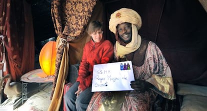 Elena S&aacute;nchez entrega a un paje del rey mago Baltasar su carta para pedir que se retire el copago a discapacitados.