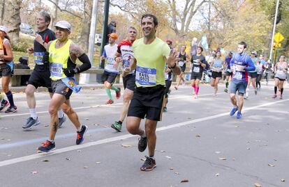 Tras su salida del Real Madrid, Raúl González se marchó a Nueva York para seguir jugando al fútbol. Y el año pasado demostró su buen estado físico corriendo los más de 42 kilómetros de la carrera. En la imagen, el exfutbolista durante el recorrido del maratón por Central Park.