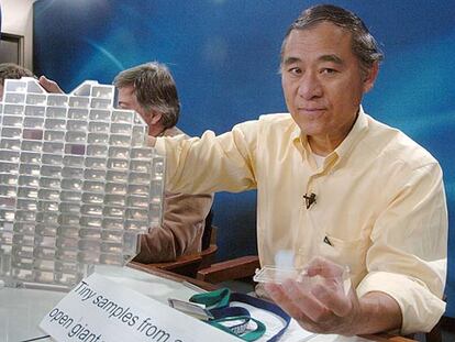 Peter Tsou, investigador de la NASA, sostiene un panel con Aerogel, como el que la Stardust ha utilizado para traer polvo cósmico a la Tierra.