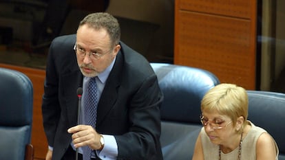 Eduardo Tamayo, junto a María Teresa Sáenz, jura su cargo en la Asamblea de Madrid el 23 de junio de 2003.
