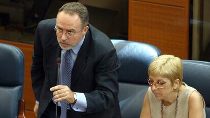 Eduardo Tamayo, junto a María Teresa Sáenz, jura su cargo en la Asamblea de Madrid el 23 de junio de 2003.