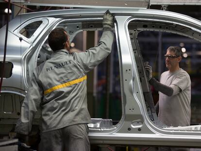 Operarios en la factoría de Renault en Valladolid.