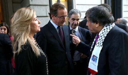 Trinidad Jiménez with Alfonso Alonso (c) and Palestinian representative in Spain Musa Amer Odeh at Congress on Tuesday.