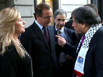 Parlamentares junto a representante da Autoridade Palestina.