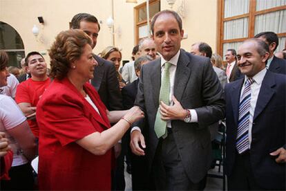 Barberá en un gesto afectuoso hacia Camps, ayer, en un acto con militantes del PP.