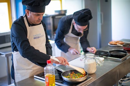 Dos alumnos de la escuela Másymenos de la Fundación Amás en una clase de cocina.