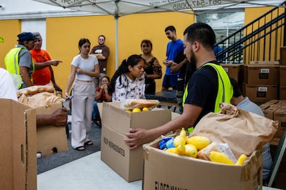 Se ve un operativo de distribución de comida en el Centro Guatemalteco-Maya en Lake Worth Beach, Florida, Estados Unidos, el viernes, 3 de octubre de 2025.