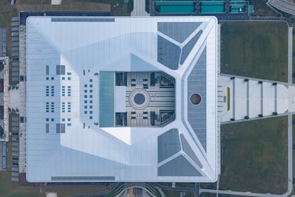 Fotografa area del edificio emblemtico China Chongqing Science Hall, ubicado en la Ciudad de las Ciencias Occidental de Chongqing.