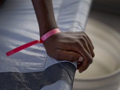 Imagen de archivo de una mujer que recibe tratamiento en el Centro de cólera de MSF en Delmas, Haití.