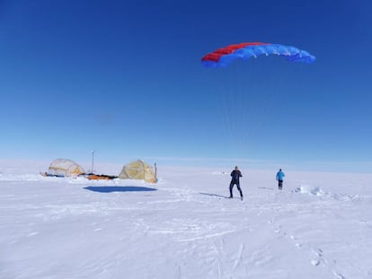 Expedicionarios del Trineo de Viento probando las cometas, en 2017 en Groenlandia.