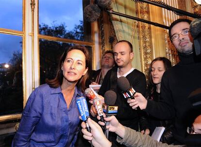 Ségolène Royal atiende a los periodistas tras reunirse el lunes con sus delegados en el Senado.