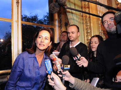 Ségolène Royal atiende a los periodistas tras reunirse el lunes con sus delegados en el Senado.