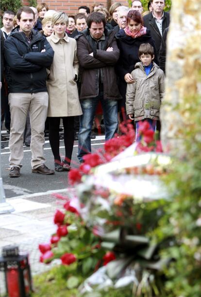 Hijos de Inaxio Uria, en el acto de ayer en Azpeitia.