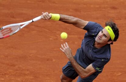 Federer realiza un saque durante el partido de octavos de Roland Garros ante David Goffin