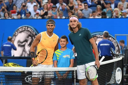 El tenista español Rafael Nadal (a la izquierda) y el griego Stefanos Tsitsipas posan este jueves antes de disputar la semifinal masculina del Open de Australia.