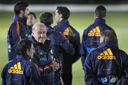 Vicente del Bosque, rodeado de jugadores en el pasado Mundial