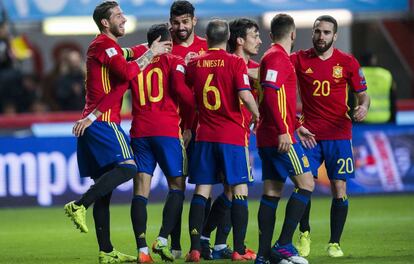 Los jugadores de Espa&ntilde;a celebran el tercer gol.