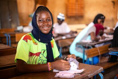 Oumou Touré, de 14 años, una joven que cursa sexto grado, cose a mano una compresa.
Los productos menstruales no siempre son fáciles de conseguir, y muchas mujeres no pueden permitírselos. En África subsahariana, solo una de cada ocho escuelas proporciona estos materiales, sea de forma gratuita o de pago, según Unicef, aunque países como Zambia y Filipinas han mostrado mejoras notables en esta disponibilidad. En Sierra Leona, el 19,6% de las escuelas ofrecen materiales gratuitos, y el 0,7% de pago, unas cifras que en Nigeria son del 3,8% (gratuitos), y del 1,8% (de pago).