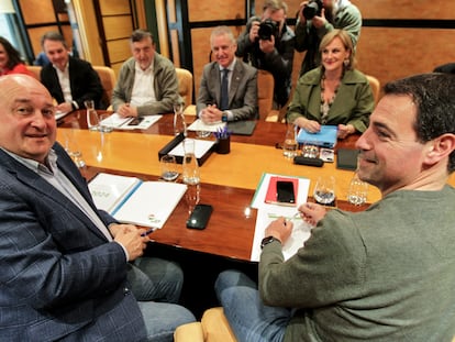 Andoni Ortuzar e Imanol Pradales, en primer término, en la reunión de la dirección del PNV en Bilbao para valorar las elecciones vascas.