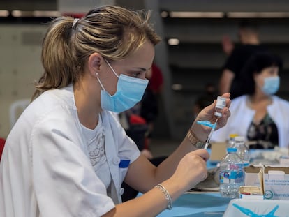Una enfermera prepara una dosis de la vacuna Moderna este viernes en el Estadio Nueva Condomina de Murcia.