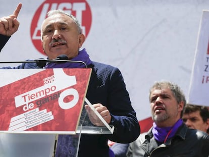 El líder de UGT, Pepe Álvarez, y detrás, el de CC OO, Unai Sordo, el pasado 1 de Mayo.