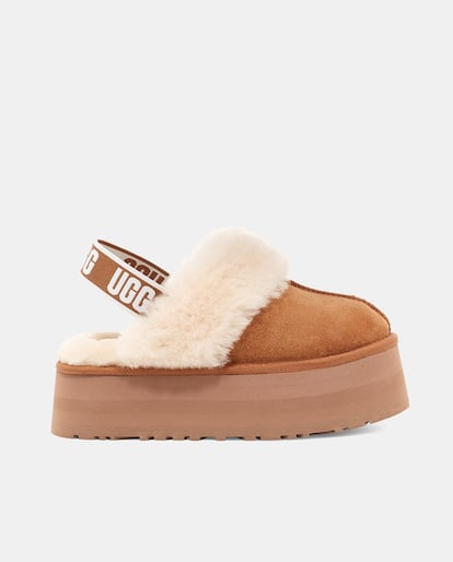 UGG transforma sus míticas botas de ante en unos zuecos con plataforma y el forro de pelo de oveja blanco tan característico rematando la zona del empeine. La tira elástica con logo del talón le añade el toque que los convierte en firme candidato a ser los favoritos de la generación Z. (129.95 euros).