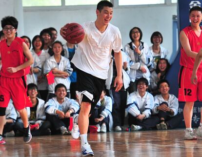 Jeremy Lin mantiene sus vínculos con su país de origen. En la imagen, tomada el 28 de mayo de 2011, Lin disputa un partido de exhibición en un instituto de Pinghu (Taiwan)