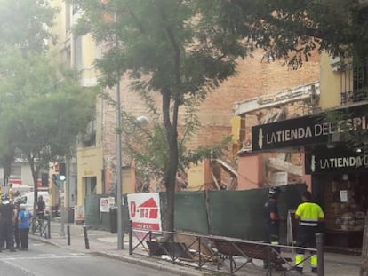 Bomberos ante la vivienda afectada.